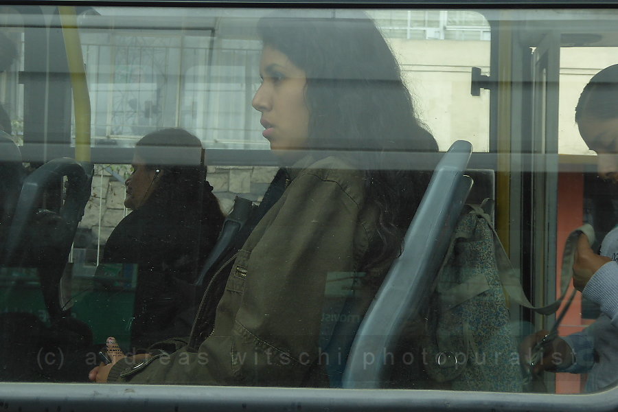 mujer joven en el autobús